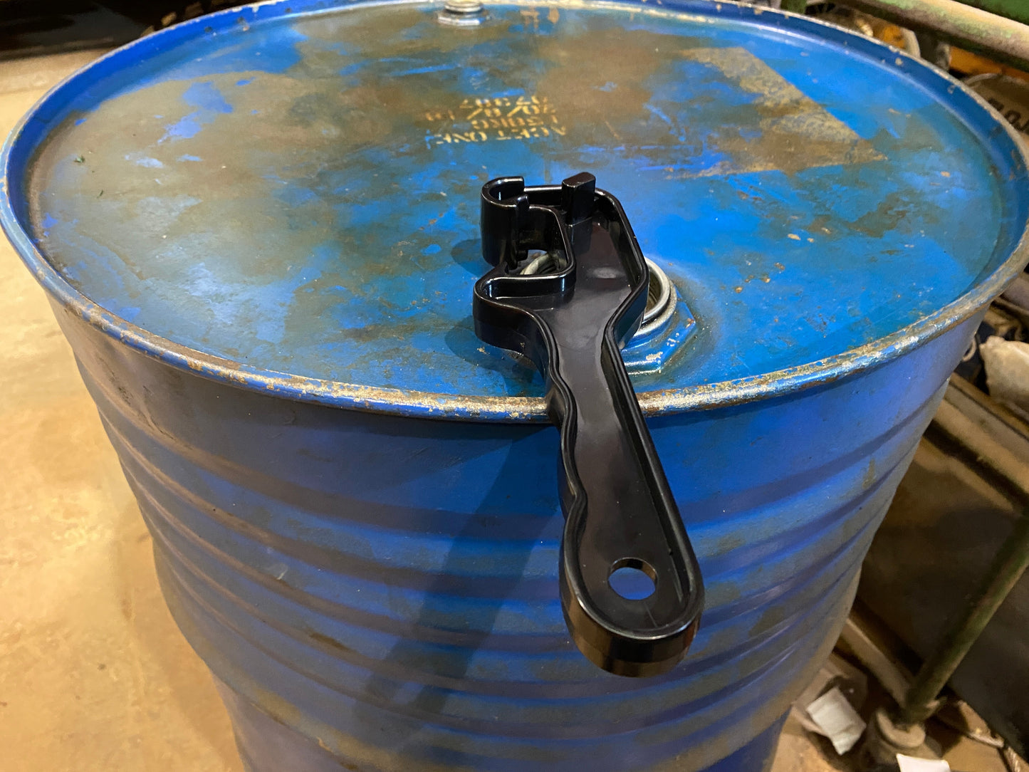 Oil Drum Wrench Universal Barrel Opening Ergonomic Hand Tool Spanner Key Opener - Fits Various Oil Drum Sizes, Non-Slip Grip, Durable and Portable