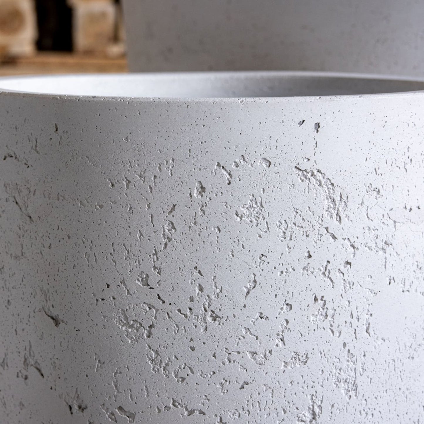 Vessara | White Mist – 52cm Large Tall Concrete Planter – 15L Round Plant Pot