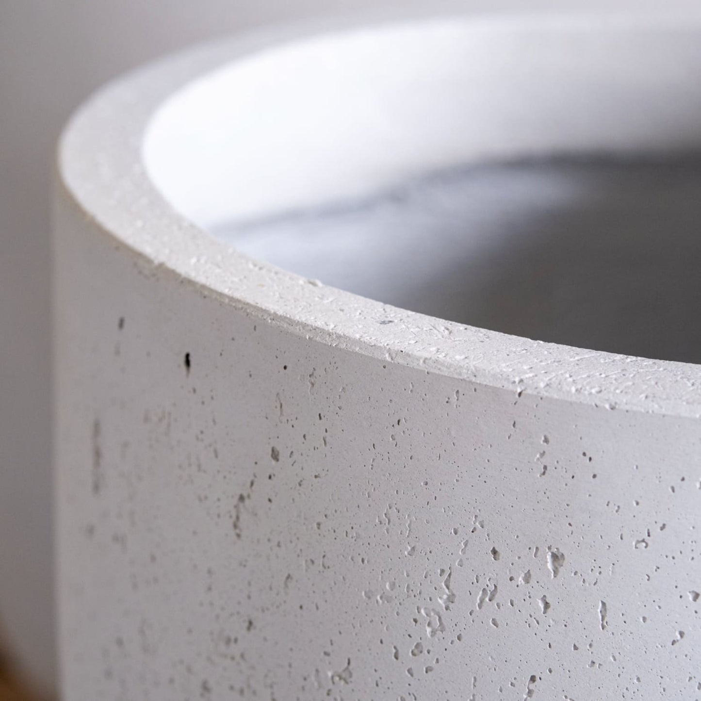 Vessara | White Mist – 62cm Extra Large Tall Concrete Planter – 32L Vase-Style Plant Pot